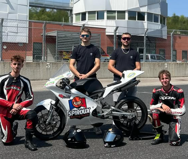 Moto de course Spiroux Racing Team sur circuit
